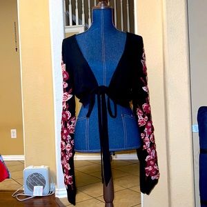 Medium Cropped Top with Embroidered Sleeves